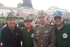 Foto di gruppo con il comandante della Fanfara Tridentina, in piazza Trento e Trieste prima della manifestazione